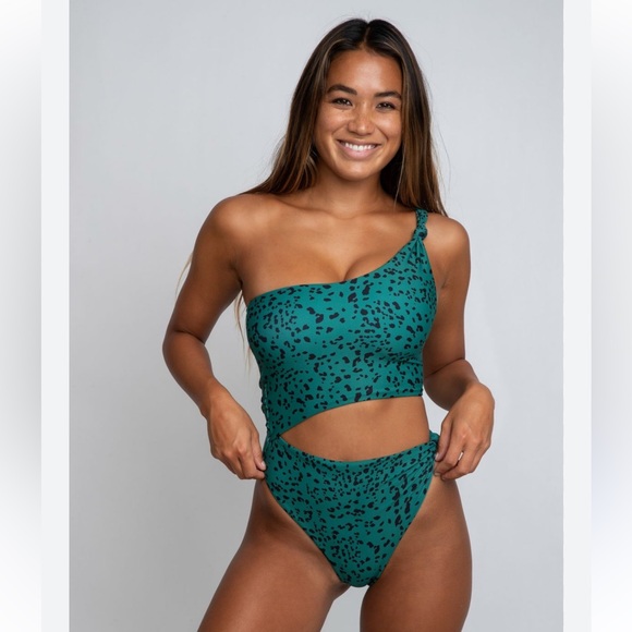 Skatie NWT one piece swimsuit in green leopard size SMALL - Picture 2 of 5